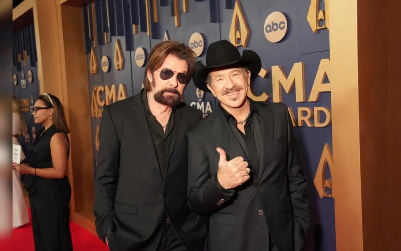 Ronnie Dunn’s Skiing Mishap Sparks Humor and Support from Fans Amidst CMA Triumph